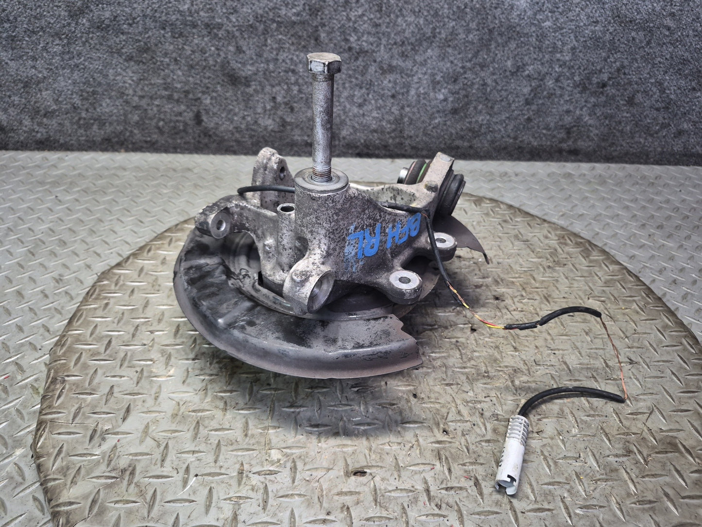 97-01 BMW E39 540i RWD Rear Left Spindle Knuckle Wheel Hub Bearing OEM