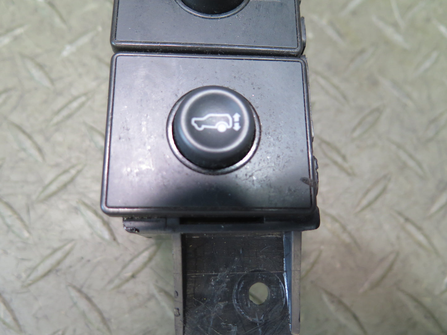 2003-2007 Hummer H2 Dash Center Traction Control Height TOW Haul Switch 15192440