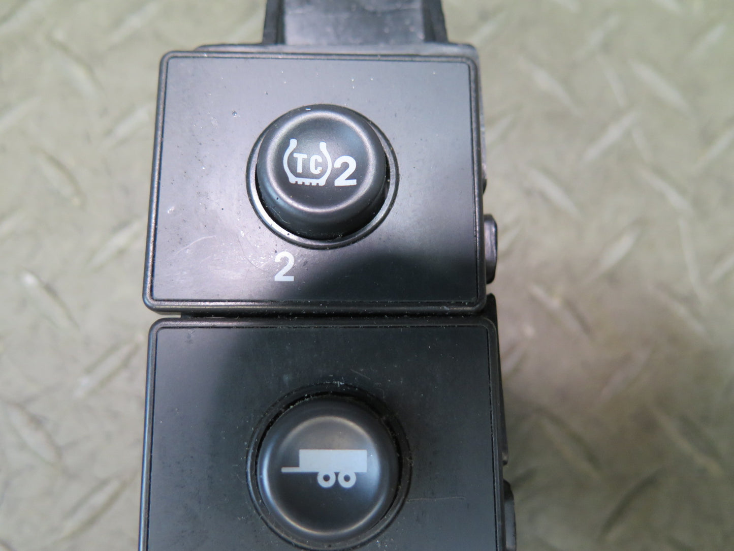 2003-2007 Hummer H2 Dash Center Traction Control Height TOW Haul Switch 15192440