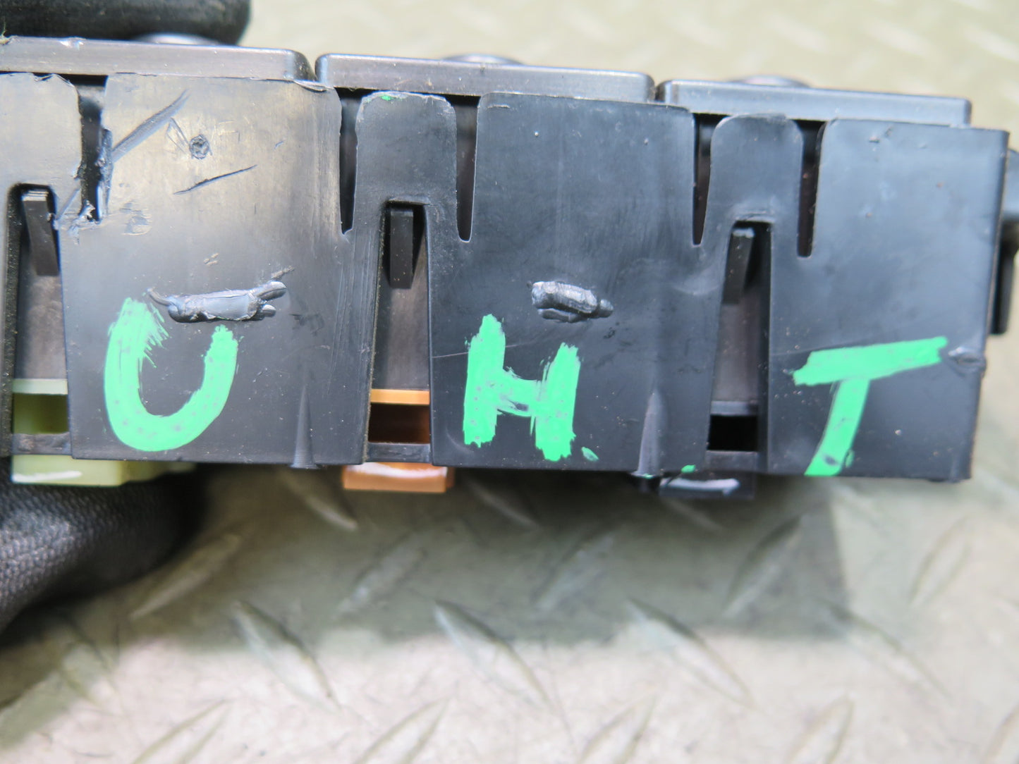 2003-2007 Hummer H2 Dash Center Traction Control Height TOW Haul Switch 15192440