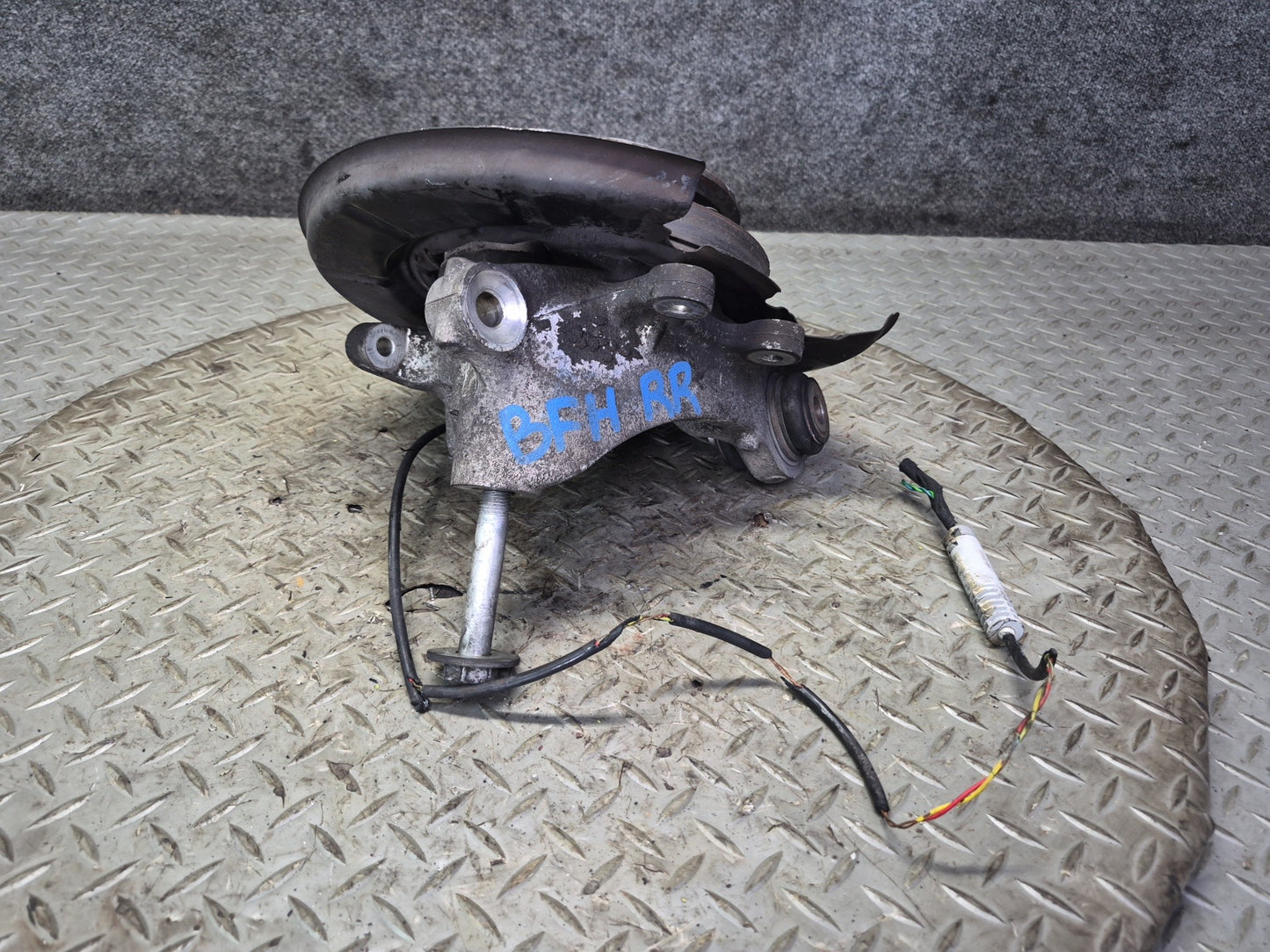 97-01 BMW E39 540i RWD Rear Right Spindle Knuckle Wheel Hub Bearing OEM