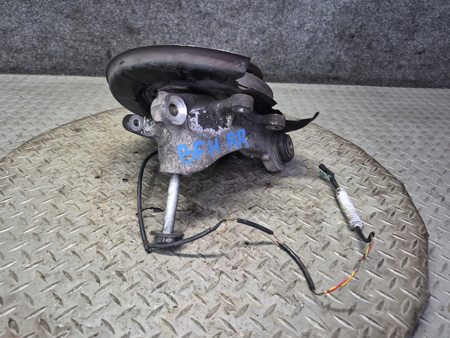 97-01 BMW E39 540i RWD Rear Right Spindle Knuckle Wheel Hub Bearing OEM