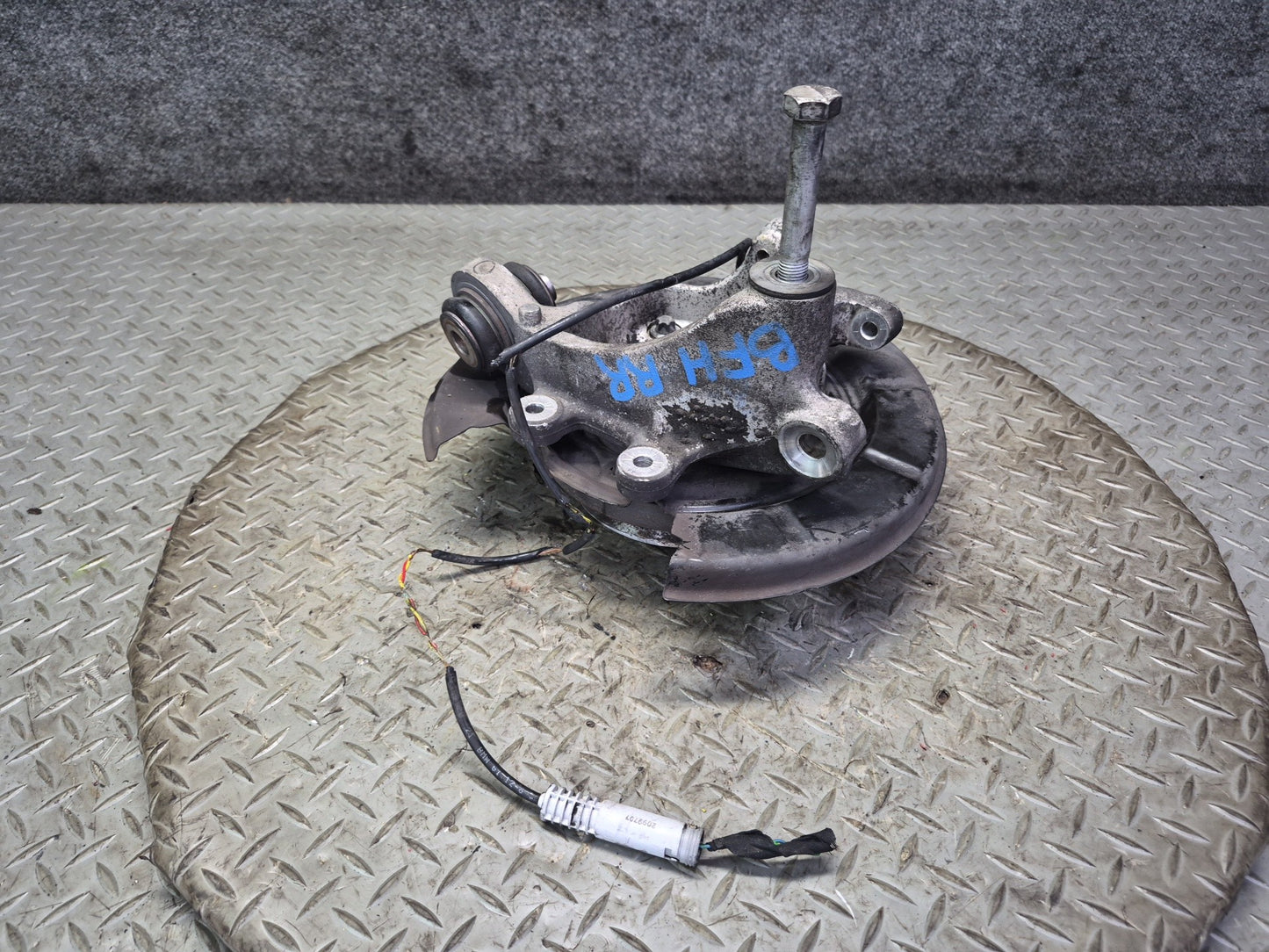 97-01 BMW E39 540i RWD Rear Right Spindle Knuckle Wheel Hub Bearing OEM