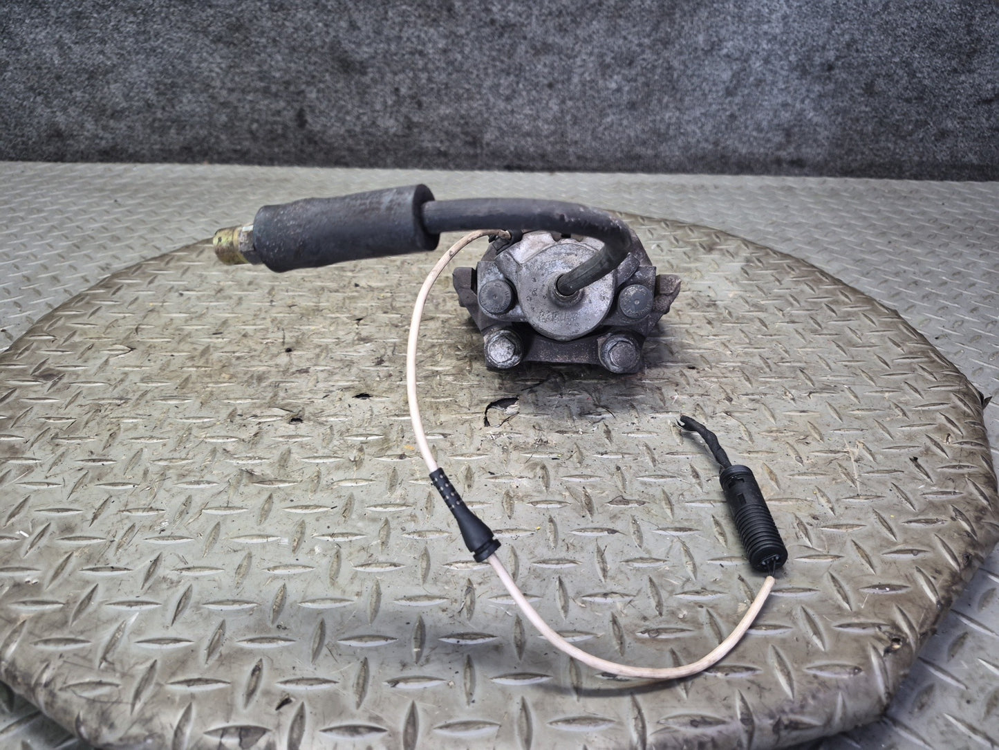 97-03 BMW E39 540i RWD Set of 2 Rear Left & Right Brake Caliper OEM