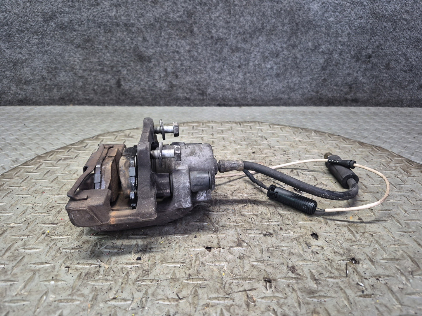 97-03 BMW E39 540i RWD Set of 2 Rear Left & Right Brake Caliper OEM