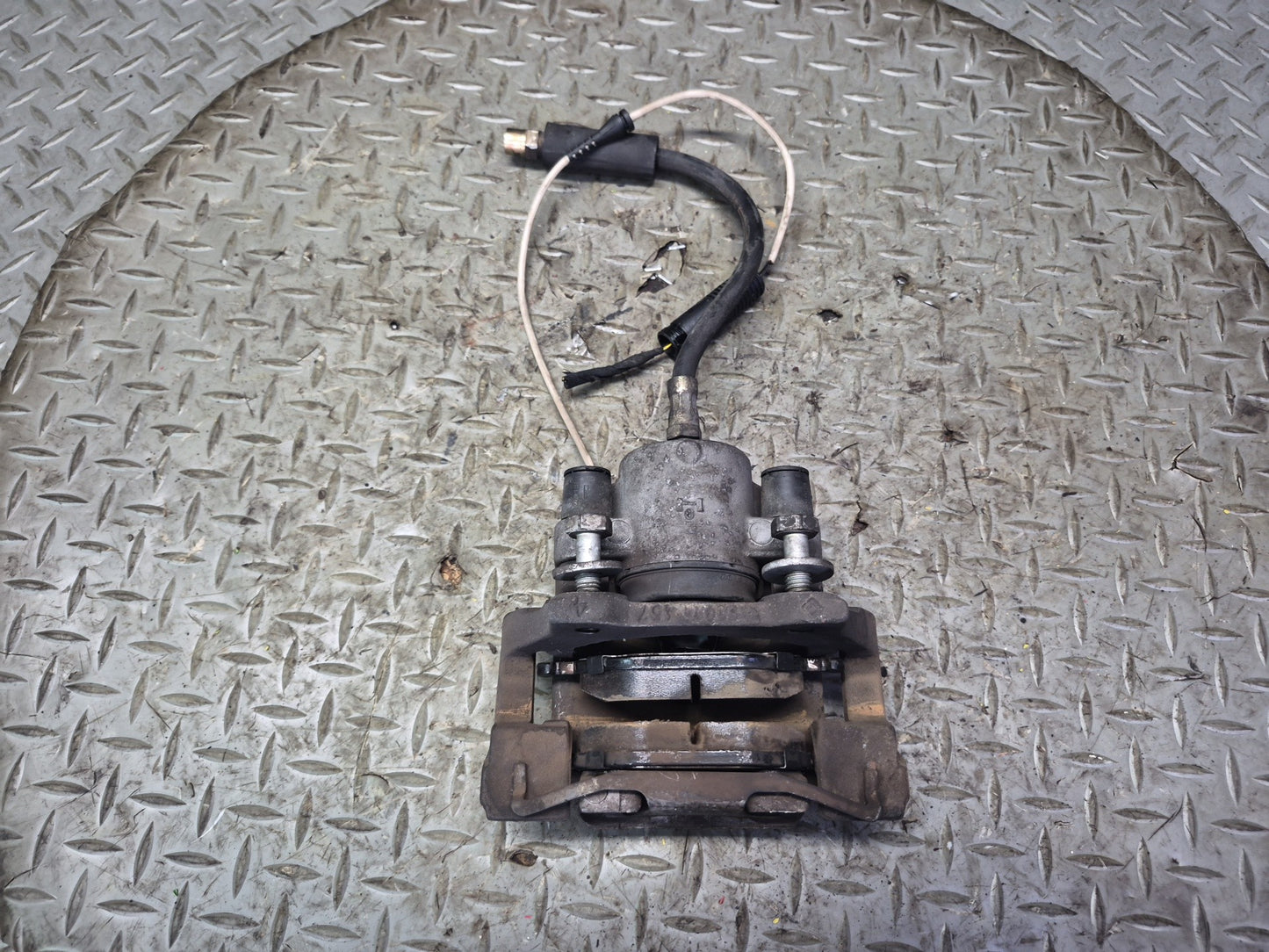 97-03 BMW E39 540i RWD Set of 2 Rear Left & Right Brake Caliper OEM