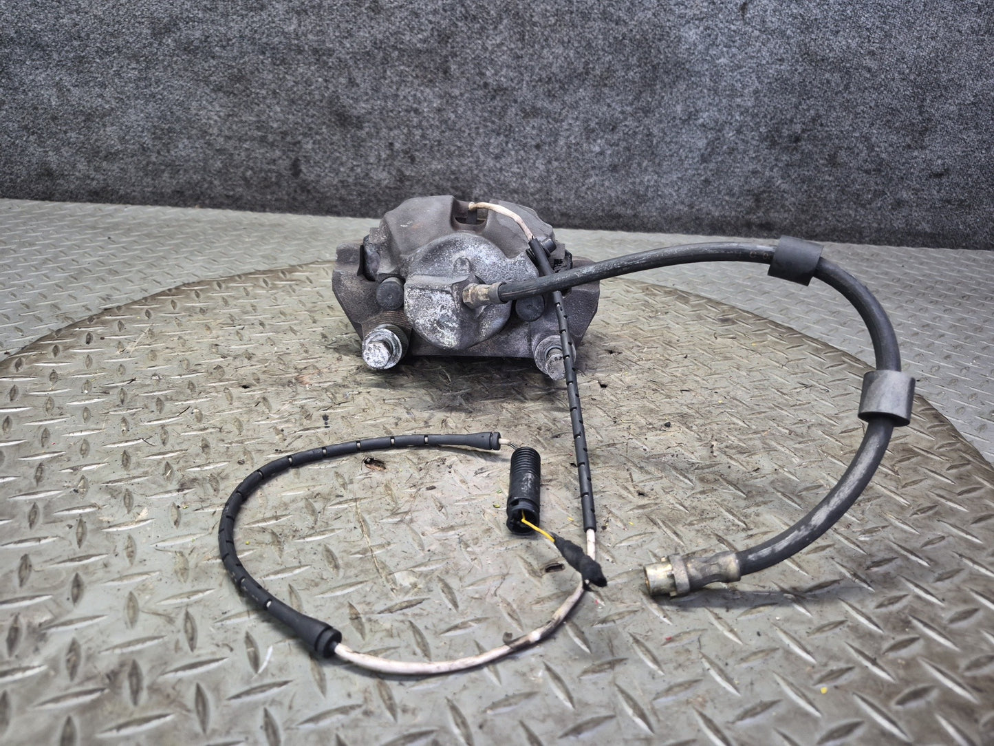 97-03 BMW E39 540i RWD Set of 2 Front Left & Right Brake Caliper OEM