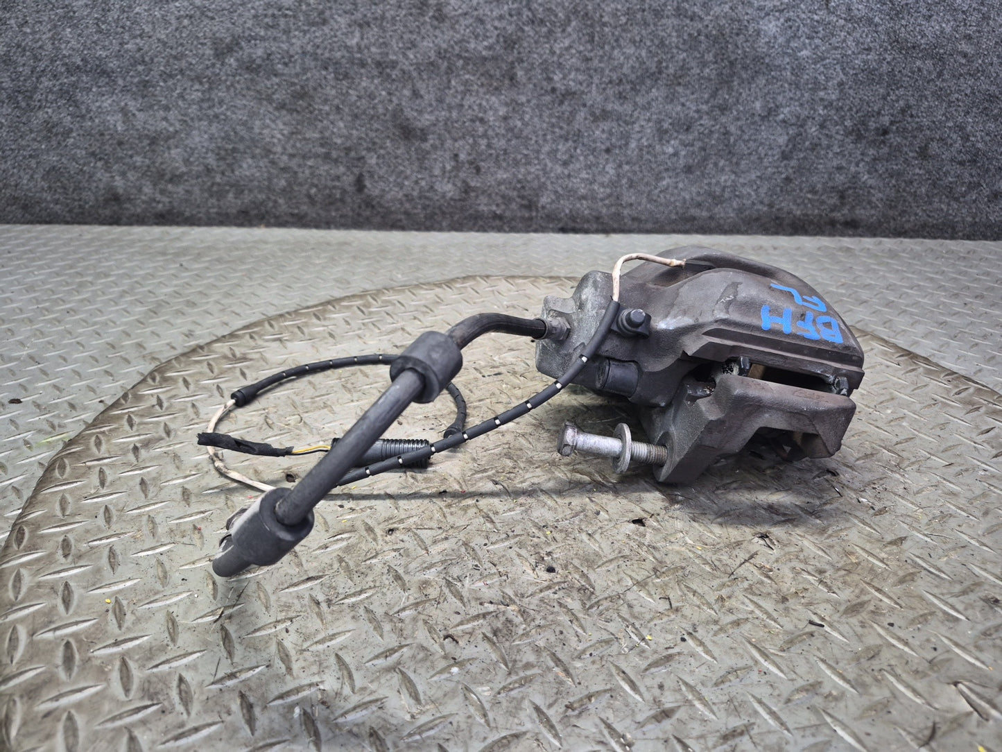 97-03 BMW E39 540i RWD Set of 2 Front Left & Right Brake Caliper OEM