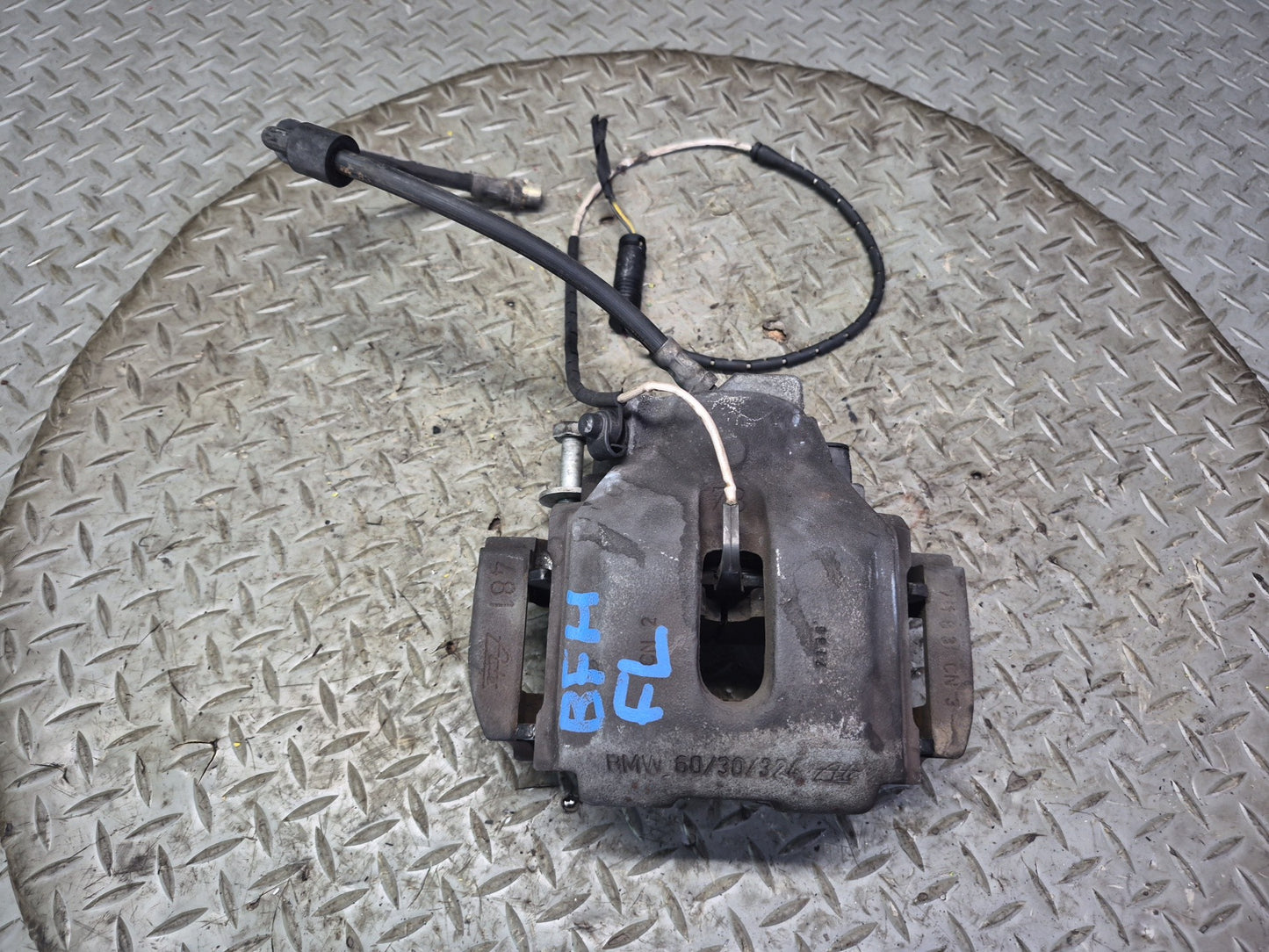 97-03 BMW E39 540i RWD Set of 2 Front Left & Right Brake Caliper OEM