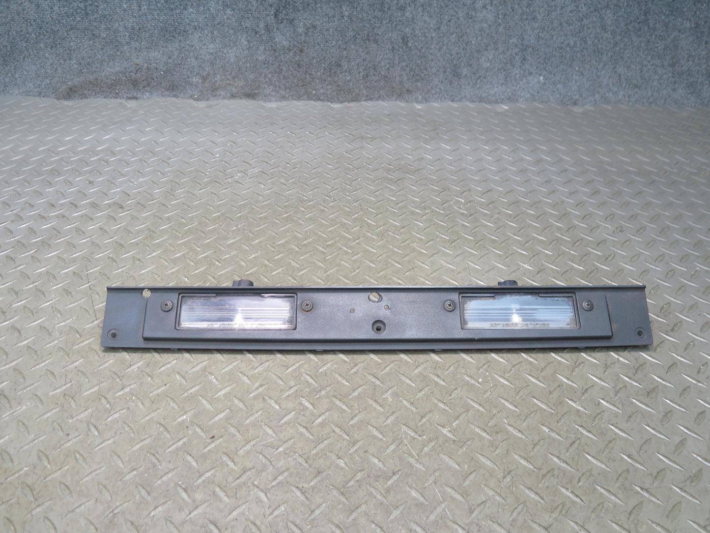 2003-2007 Hummer H2 Rear Trunk Lid License Plate Light Panel 15182619