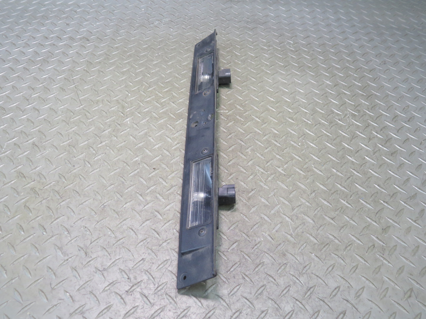 2003-2007 Hummer H2 Rear Trunk Lid License Plate Light Panel 15182619