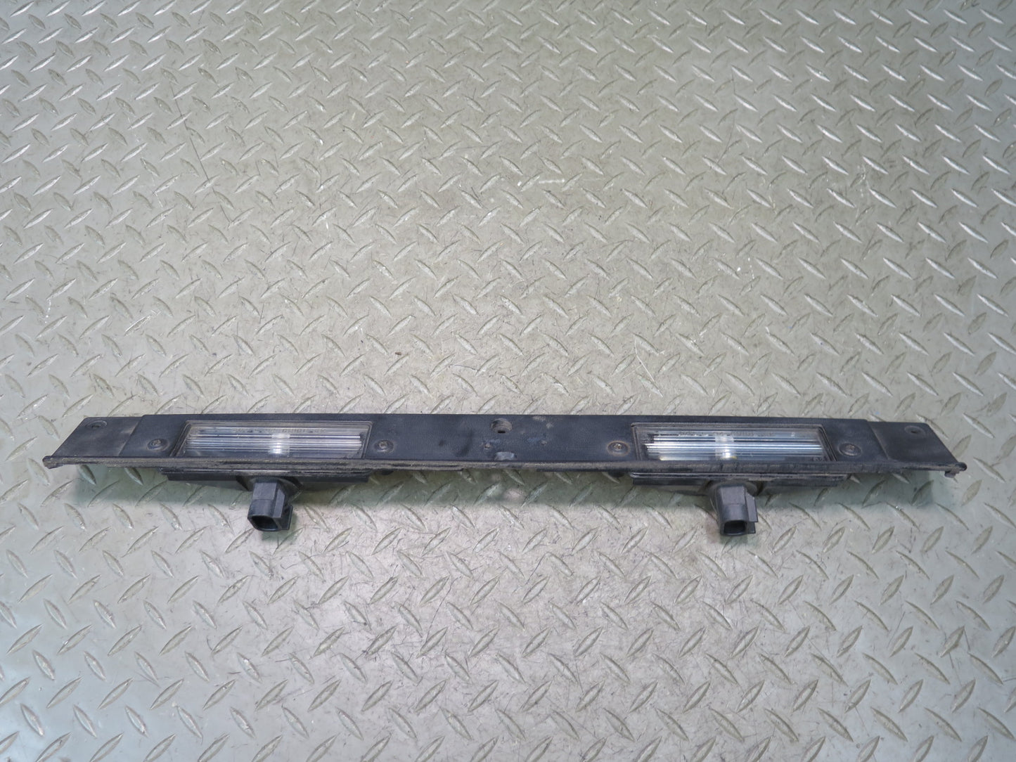 2003-2007 Hummer H2 Rear Trunk Lid License Plate Light Panel 15182619