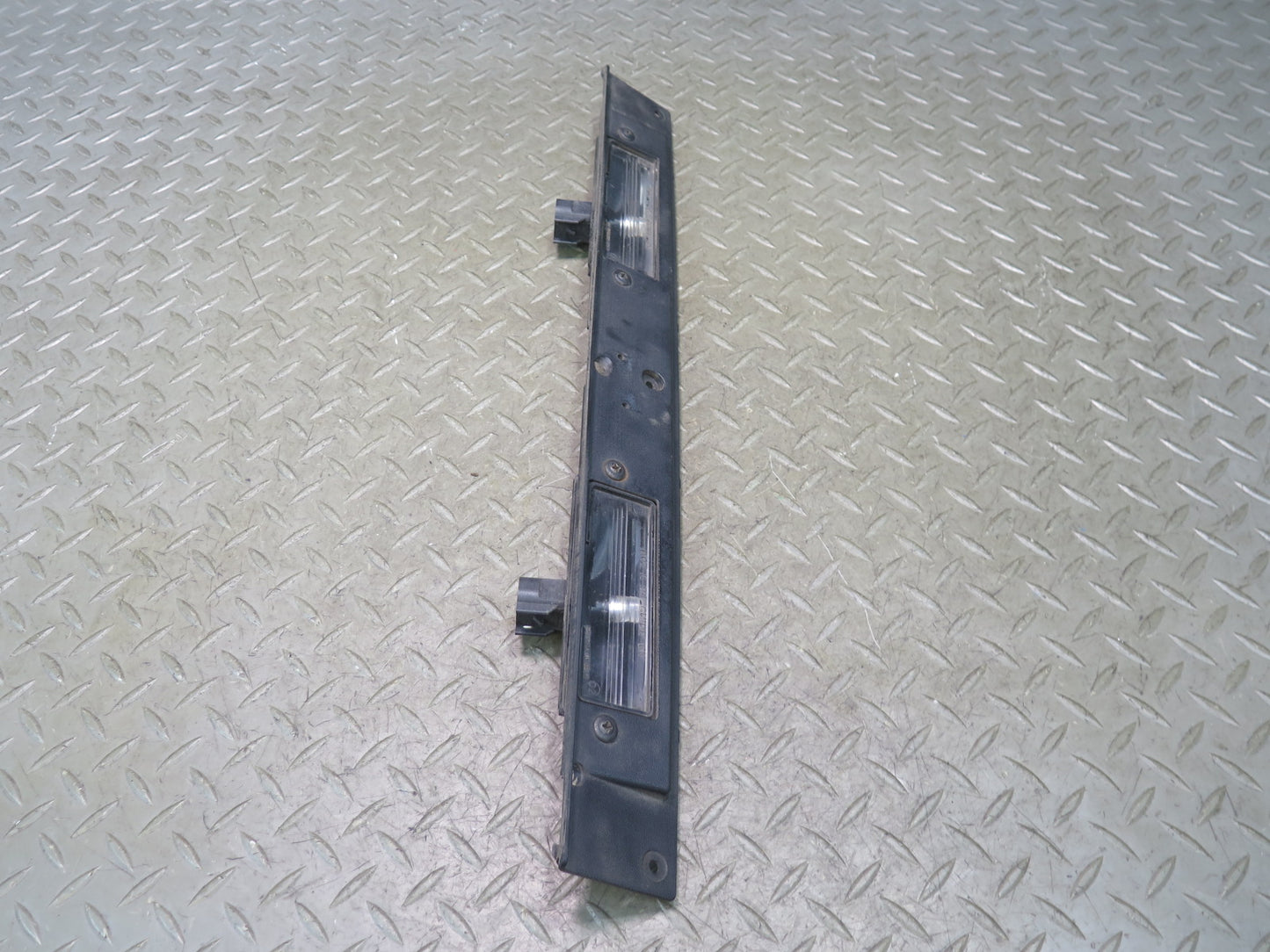 2003-2007 Hummer H2 Rear Trunk Lid License Plate Light Panel 15182619