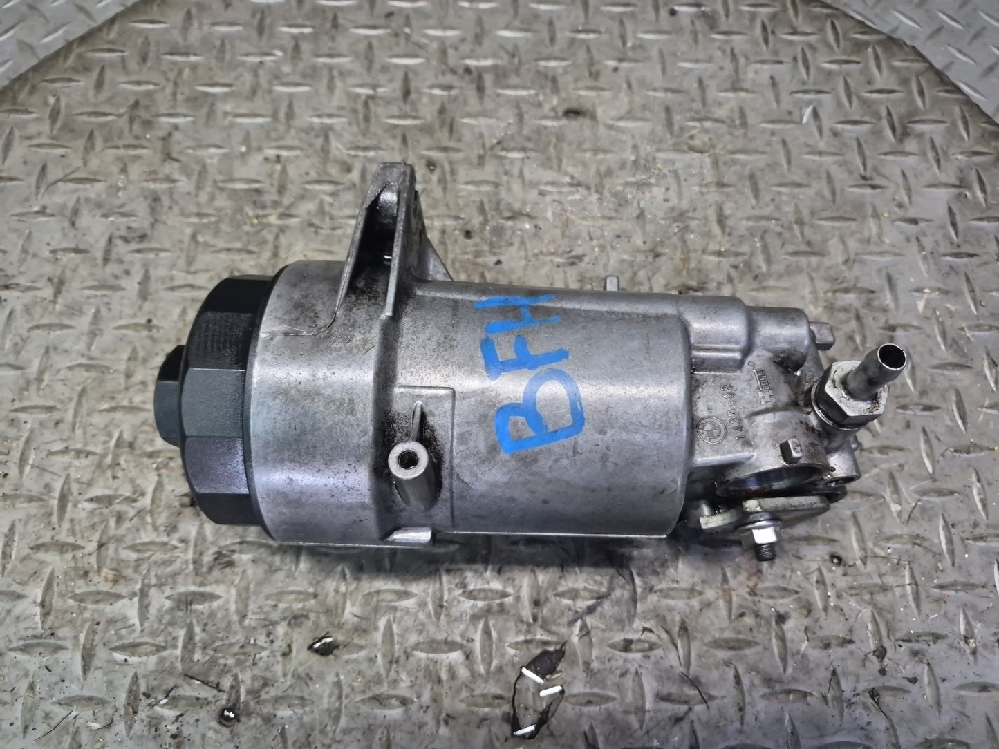 97-99 BMW E39 540i Engine Motor Oil Filter Housing 1437582 OEM