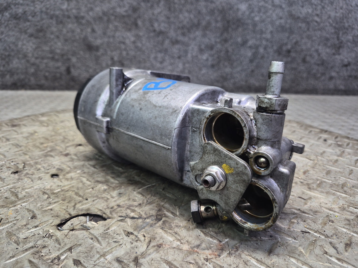 97-99 BMW E39 540i Engine Motor Oil Filter Housing 1437582 OEM