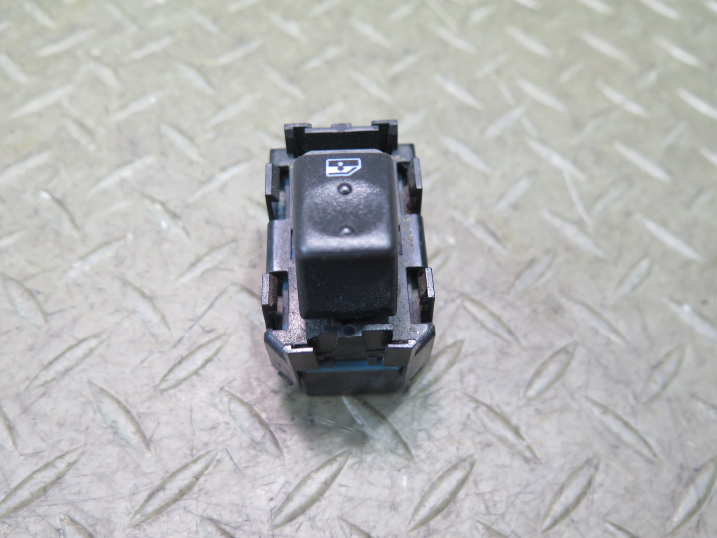 2003-2007 Hummer H2 Rear Left or Right Door Window Control Switch 15093146