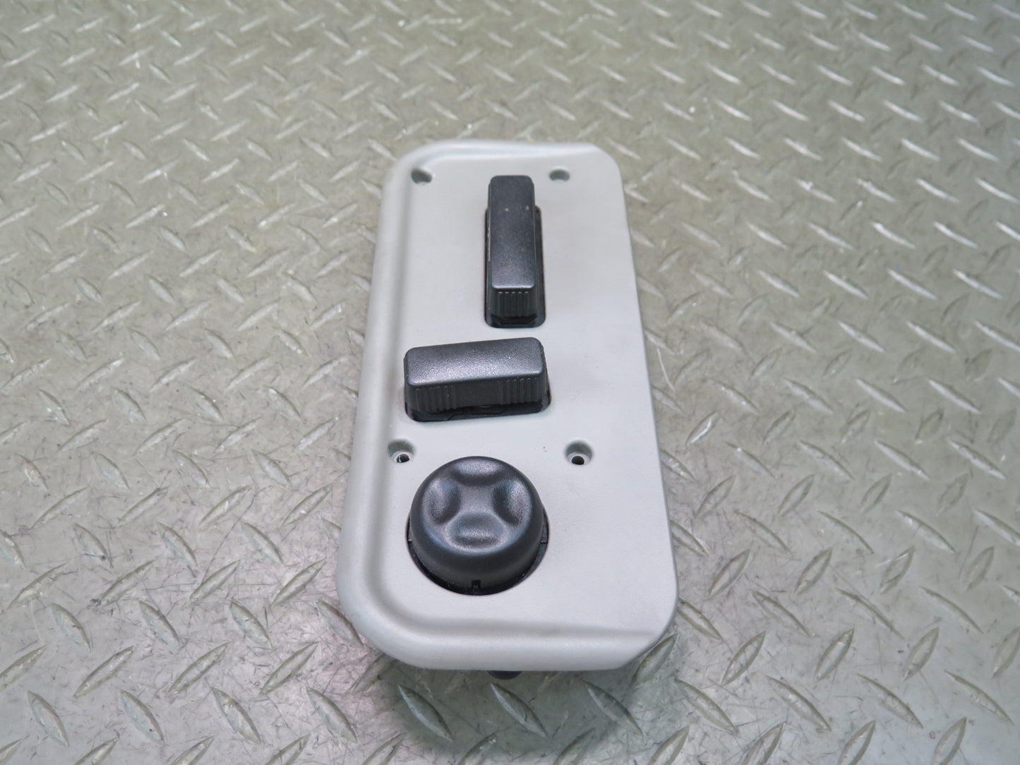 2003-2007 Hummer H2 Front Right Side Seat Adjust Control Switch
