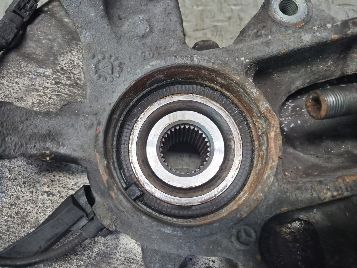 2012-2015 Mercedes X166 W166 ML AWD Rear Left Spindle Knuckle Wheel Hub OEM