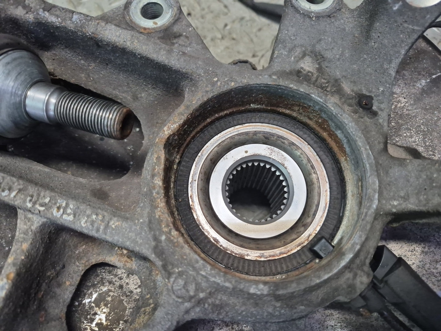 2012-2015 Mercedes X166 W166 ML AWD Rear Right Spindle Knuckle Wheel Hub OEM
