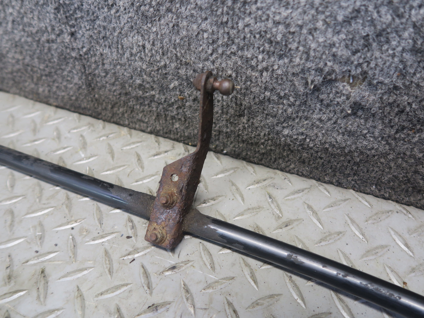 86-87 Mercedes W126 560SEL Sedan Rear Stabilizer Sway Bar 107K Miles OEM