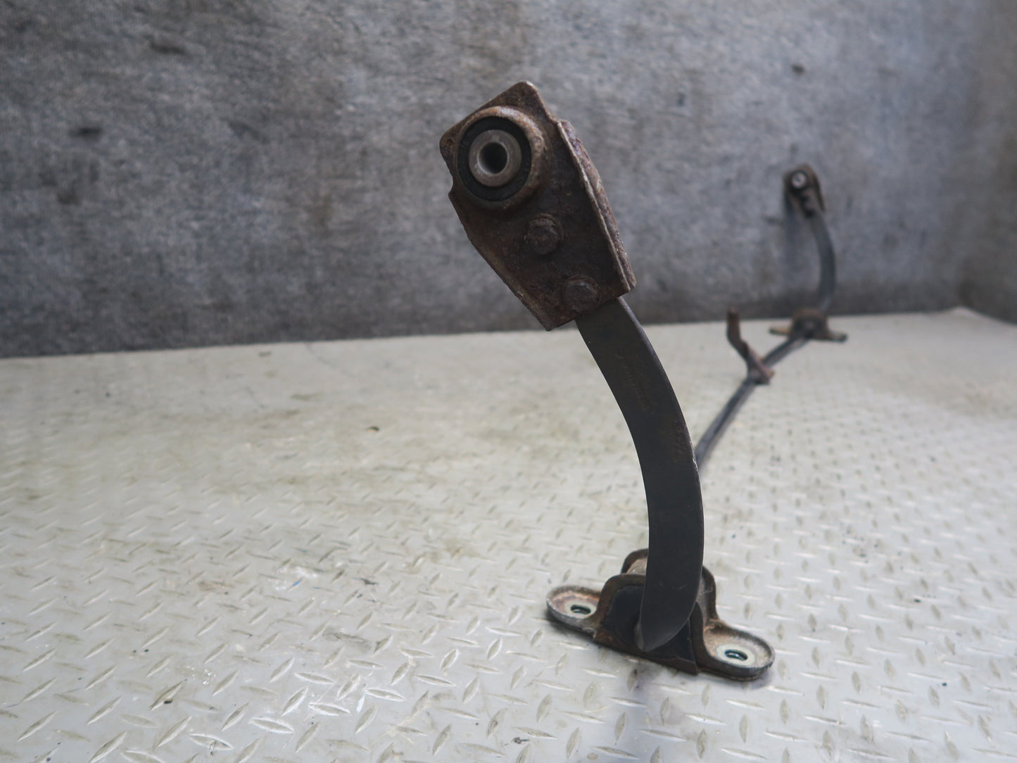 86-87 Mercedes W126 560SEL Sedan Rear Stabilizer Sway Bar 107K Miles OEM