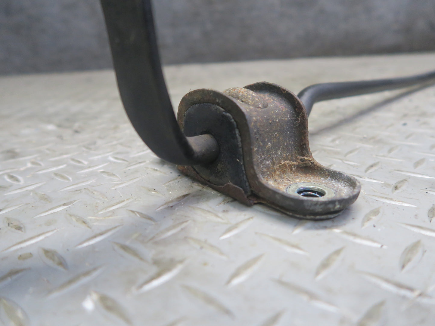 86-87 Mercedes W126 560SEL Sedan Rear Stabilizer Sway Bar 107K Miles OEM