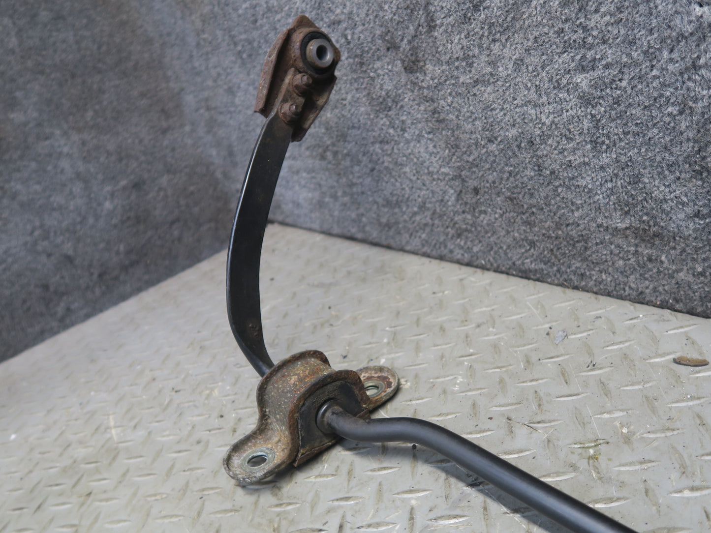 86-87 Mercedes W126 560SEL Sedan Rear Stabilizer Sway Bar 107K Miles OEM