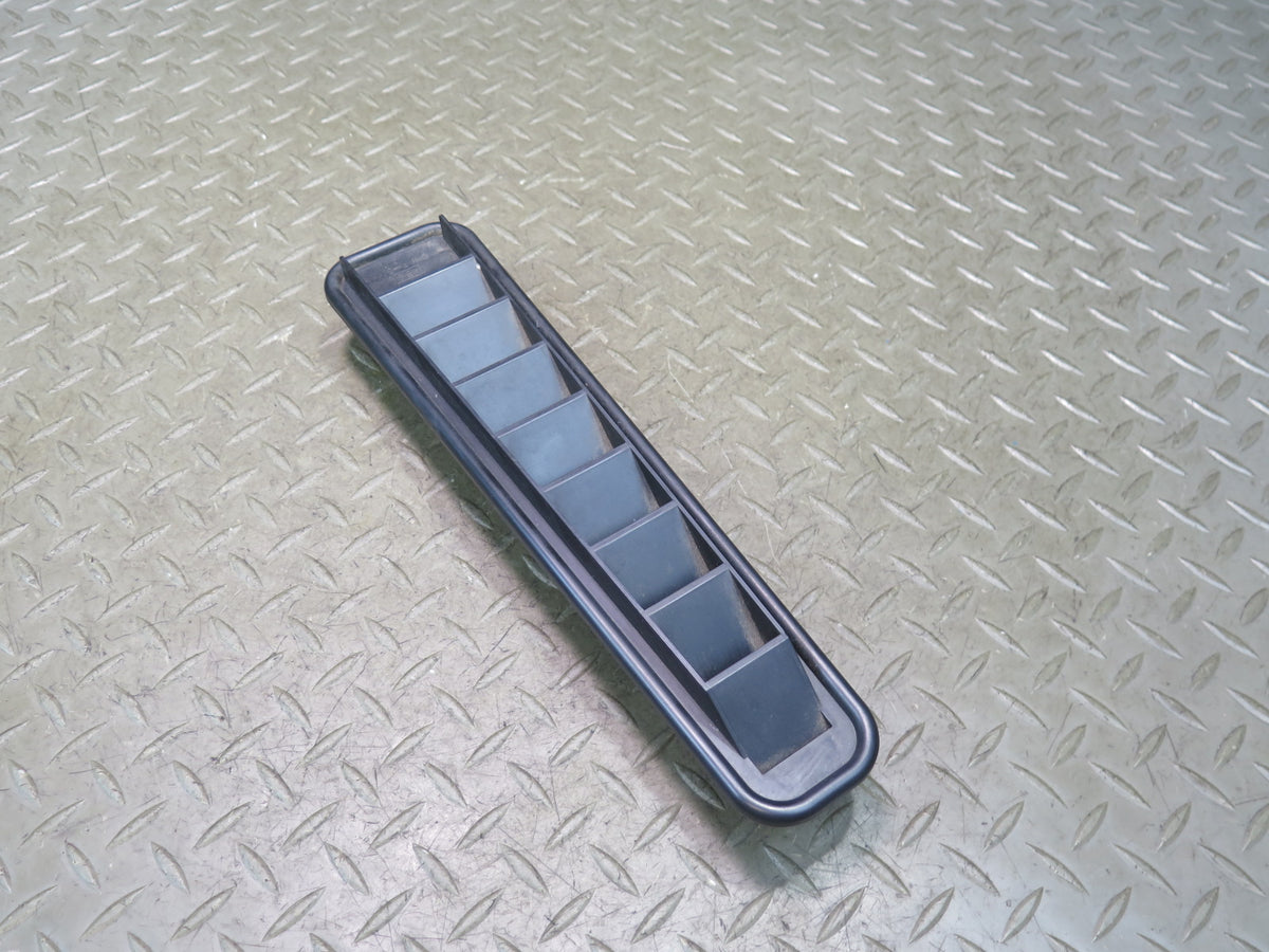 2003-2009 Hummer H2 Rear Quarter Cabin Pressure Inner Vent Grille 15756444