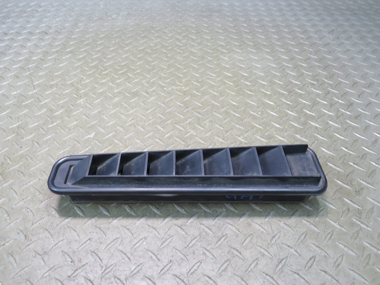 2003-2009 Hummer H2 Rear Quarter Cabin Pressure Inner Vent Grille 15756444