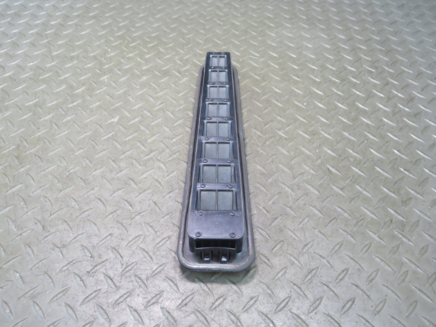2003-2009 Hummer H2 Rear Quarter Cabin Pressure Inner Vent Grille 15756444