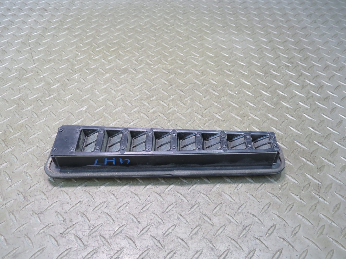 2003-2009 Hummer H2 Rear Quarter Cabin Pressure Inner Vent Grille 15756444