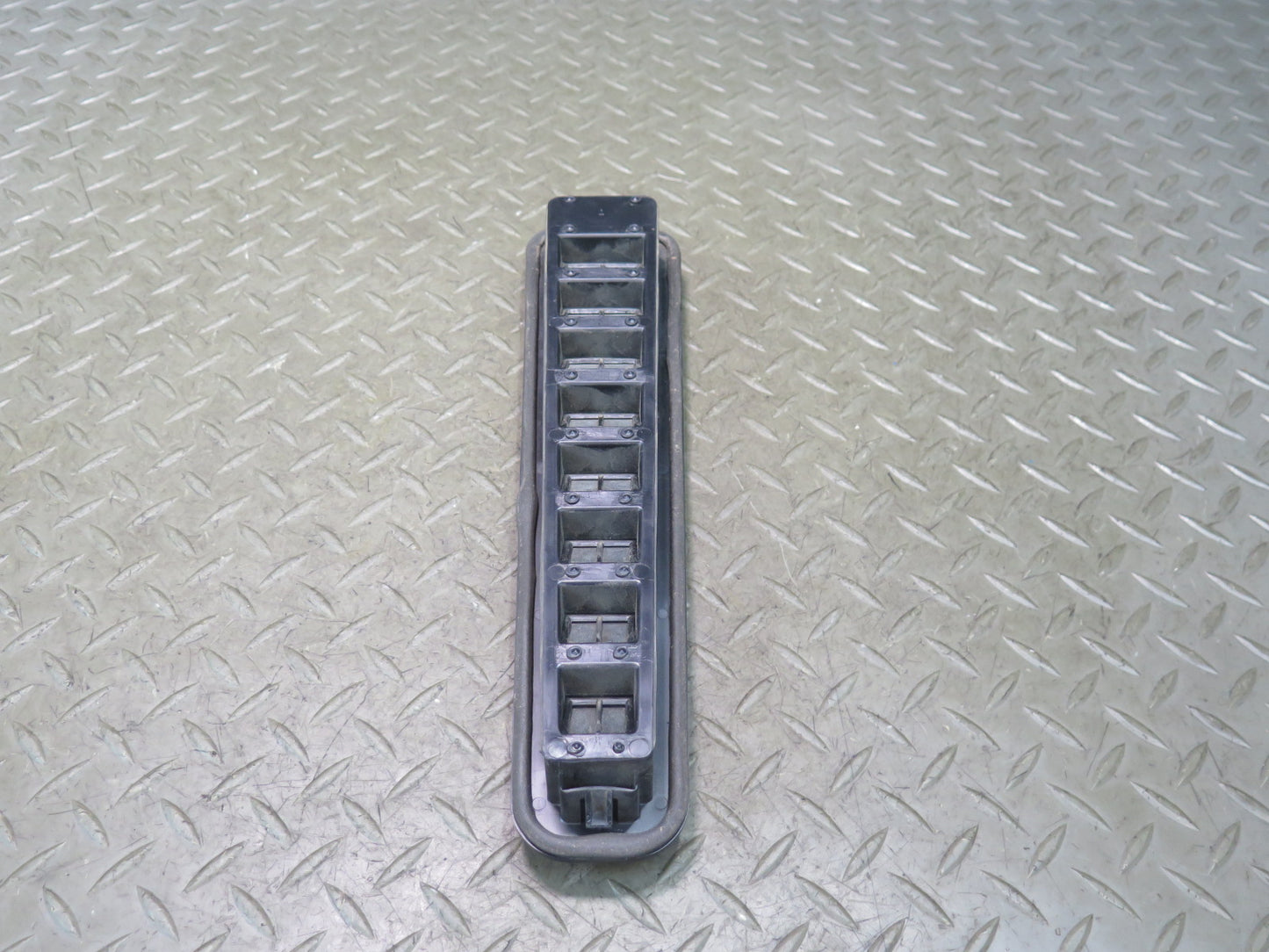 2003-2009 Hummer H2 Rear Quarter Cabin Pressure Inner Vent Grille 15756444