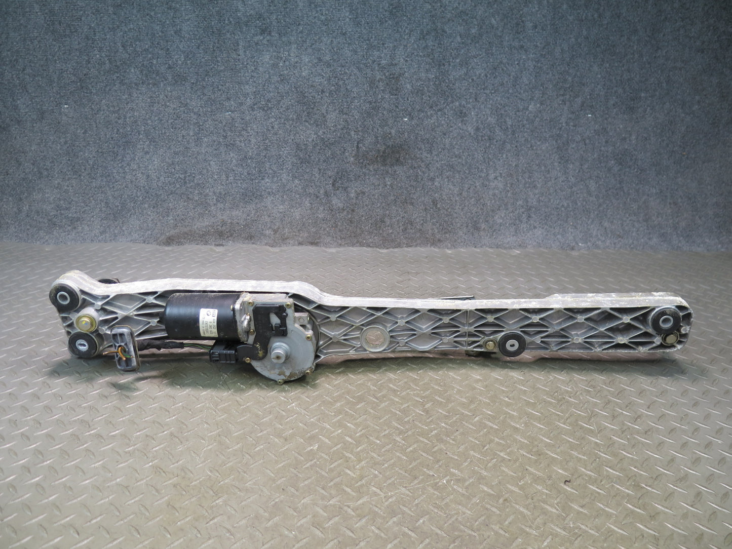 97-03 BMW E39 540i Windshield Wiper Transmission Linkage w Motor OEM