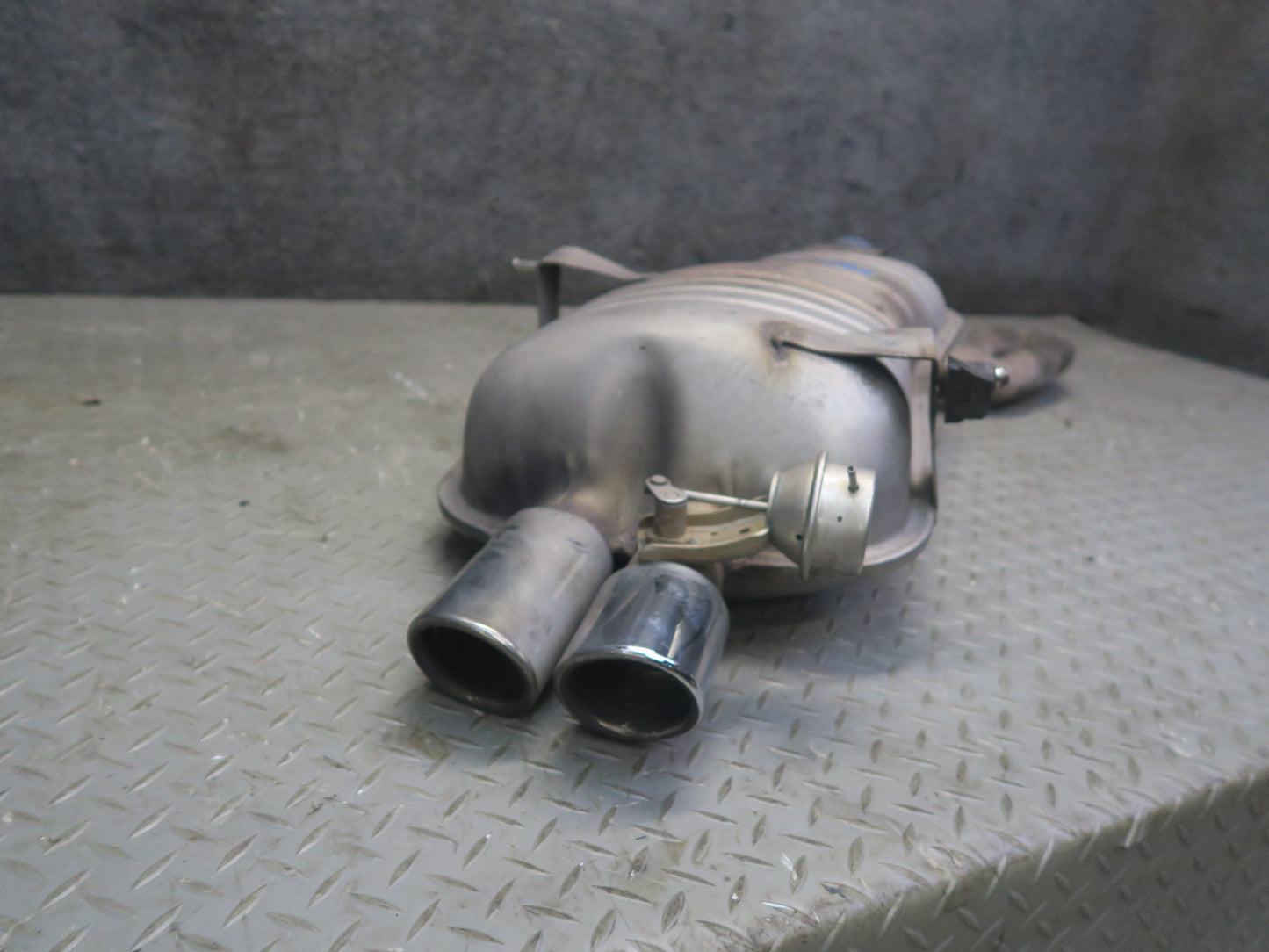01-06 BMW E46 330ci Convertible Rear Exhaust Muffler 7502553 OEM