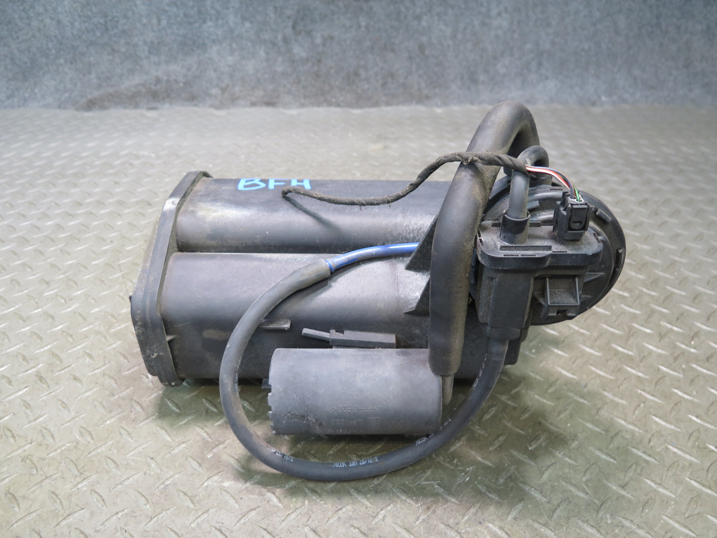 97-00 BMW E39 540i Fuel Evap Vapor Charcoal Canister w Leak Pump & Filter OEM