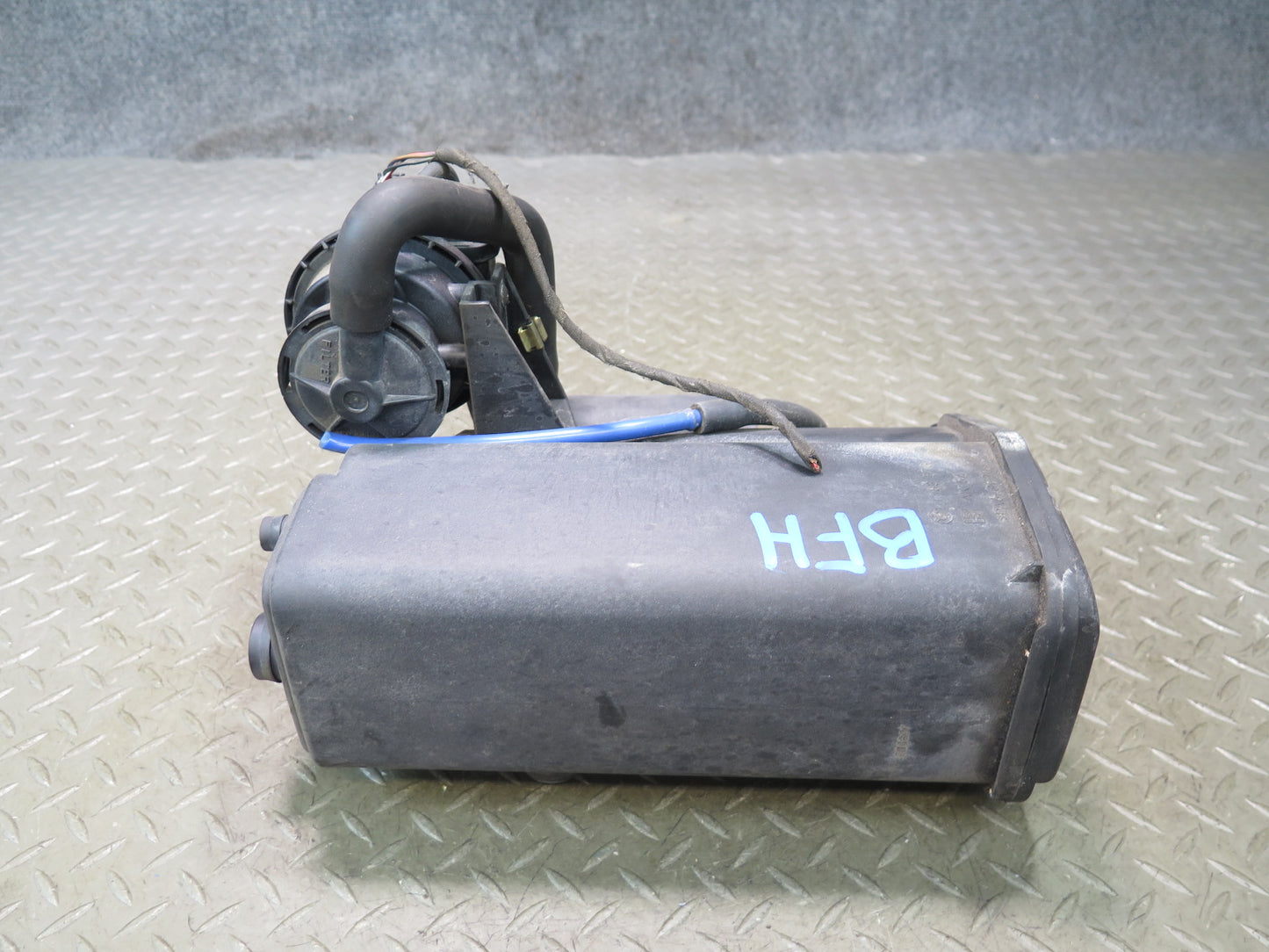 97-00 BMW E39 540i Fuel Evap Vapor Charcoal Canister w Leak Pump & Filter OEM