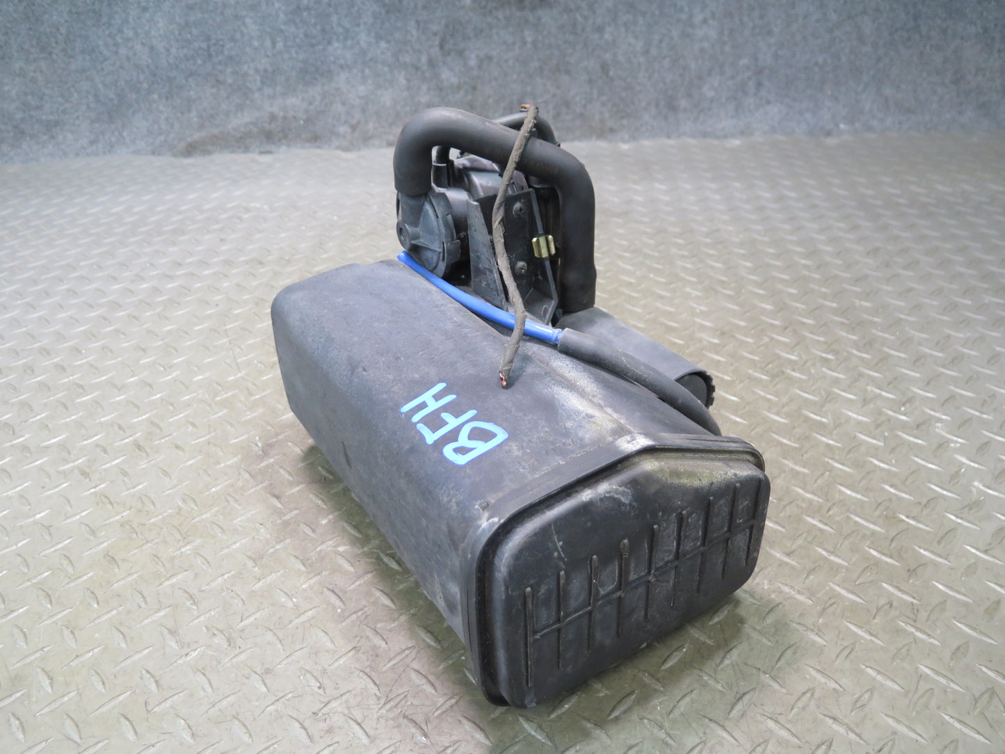 97-00 BMW E39 540i Fuel Evap Vapor Charcoal Canister w Leak Pump & Filter OEM