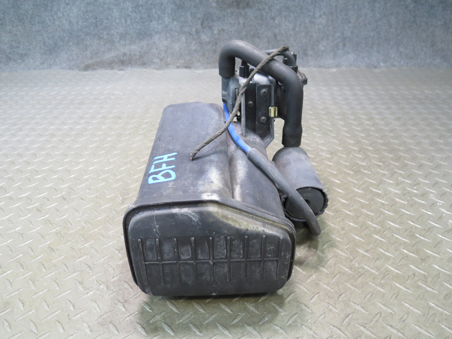 97-00 BMW E39 540i Fuel Evap Vapor Charcoal Canister w Leak Pump & Filter OEM