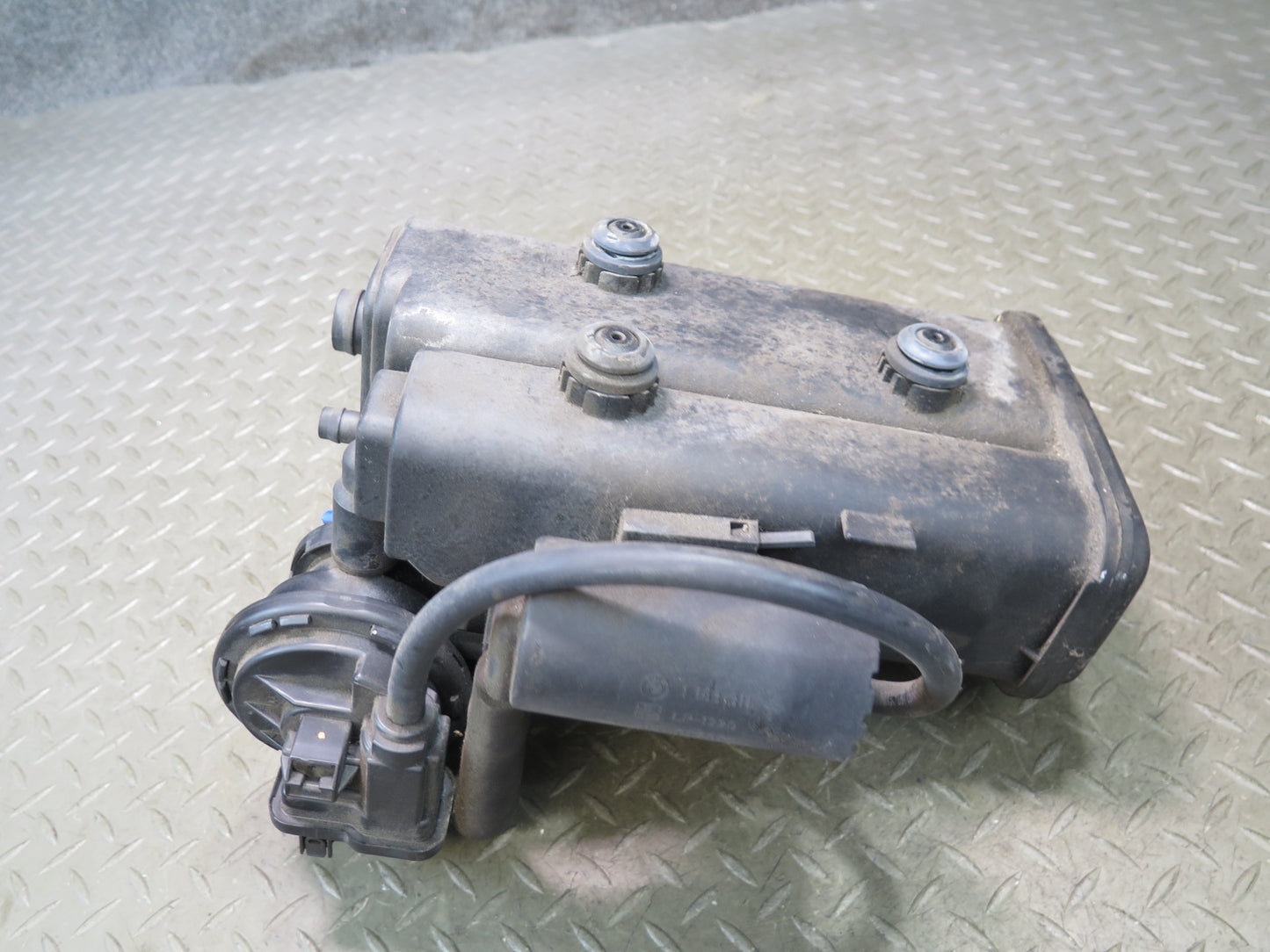 97-00 BMW E39 540i Fuel Evap Vapor Charcoal Canister w Leak Pump & Filter OEM