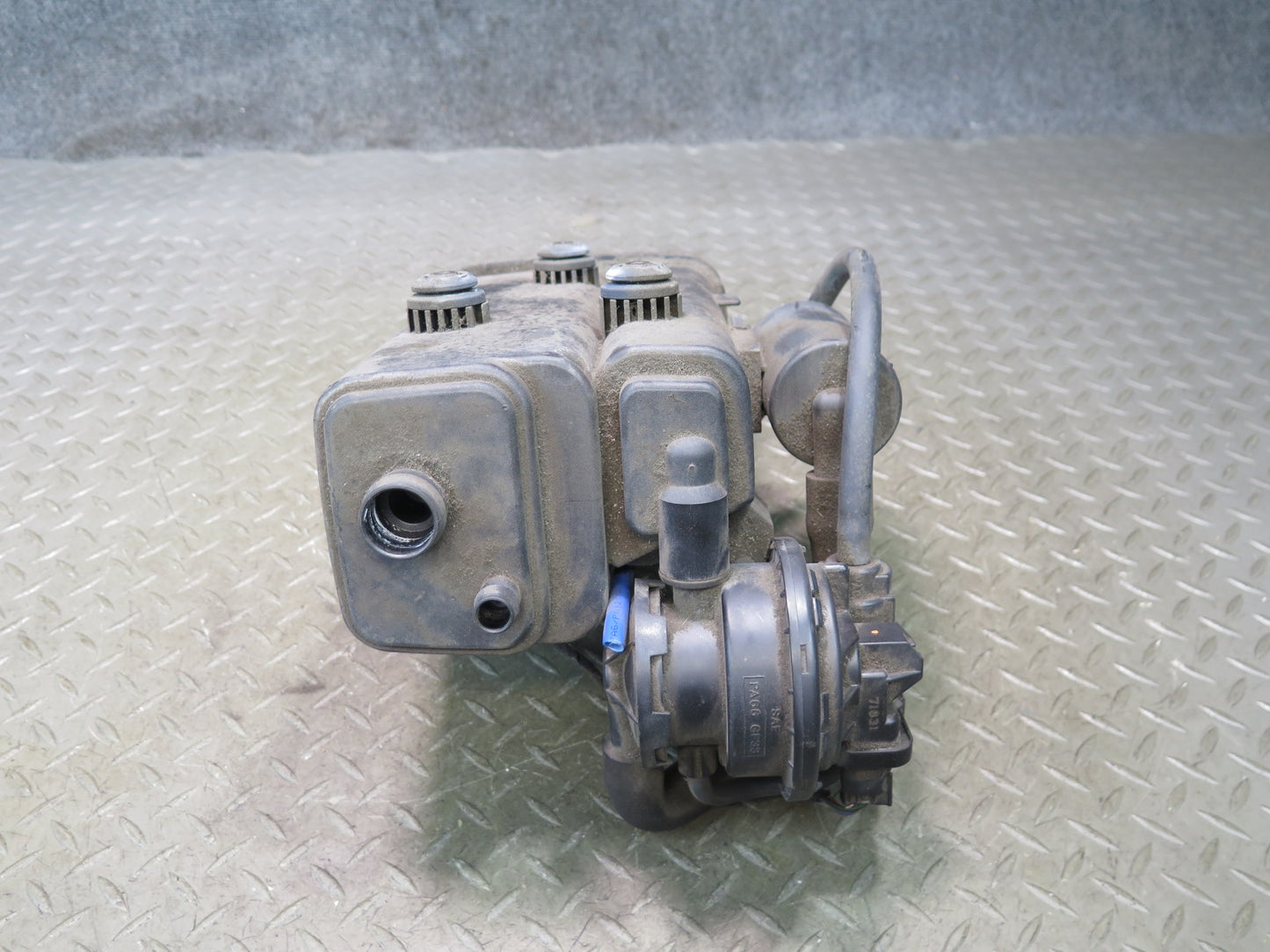 97-00 BMW E39 540i Fuel Evap Vapor Charcoal Canister w Leak Pump & Filter OEM