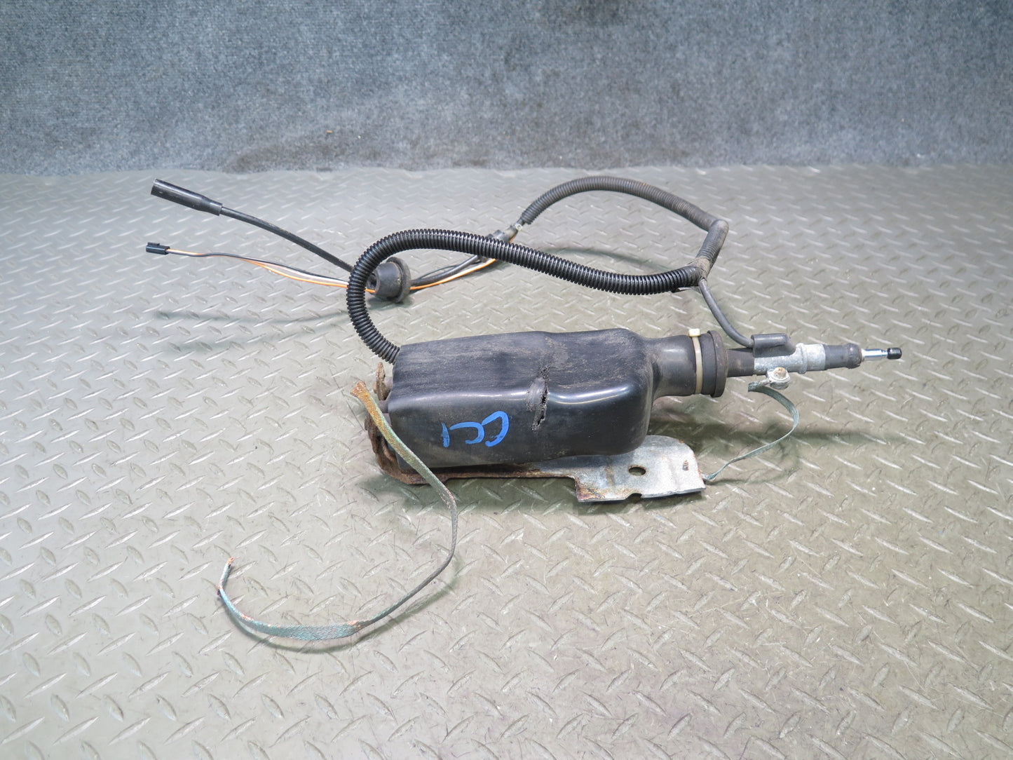 93-96 Chevrolet Corvette C4 Radio Power Antenna Assembly OEM