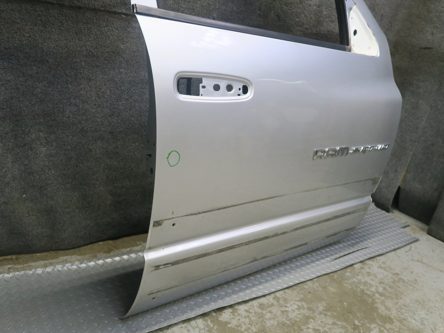 05-06 Dodge RAM 1500 DR Crew CAB SRT10 Front Right Door Shell Panel Damaged