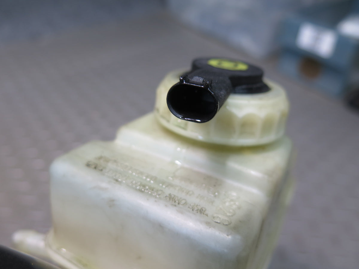 1998 BMW E39 540i Brake Master Cylinder Booster Fluid Reservoir OEM