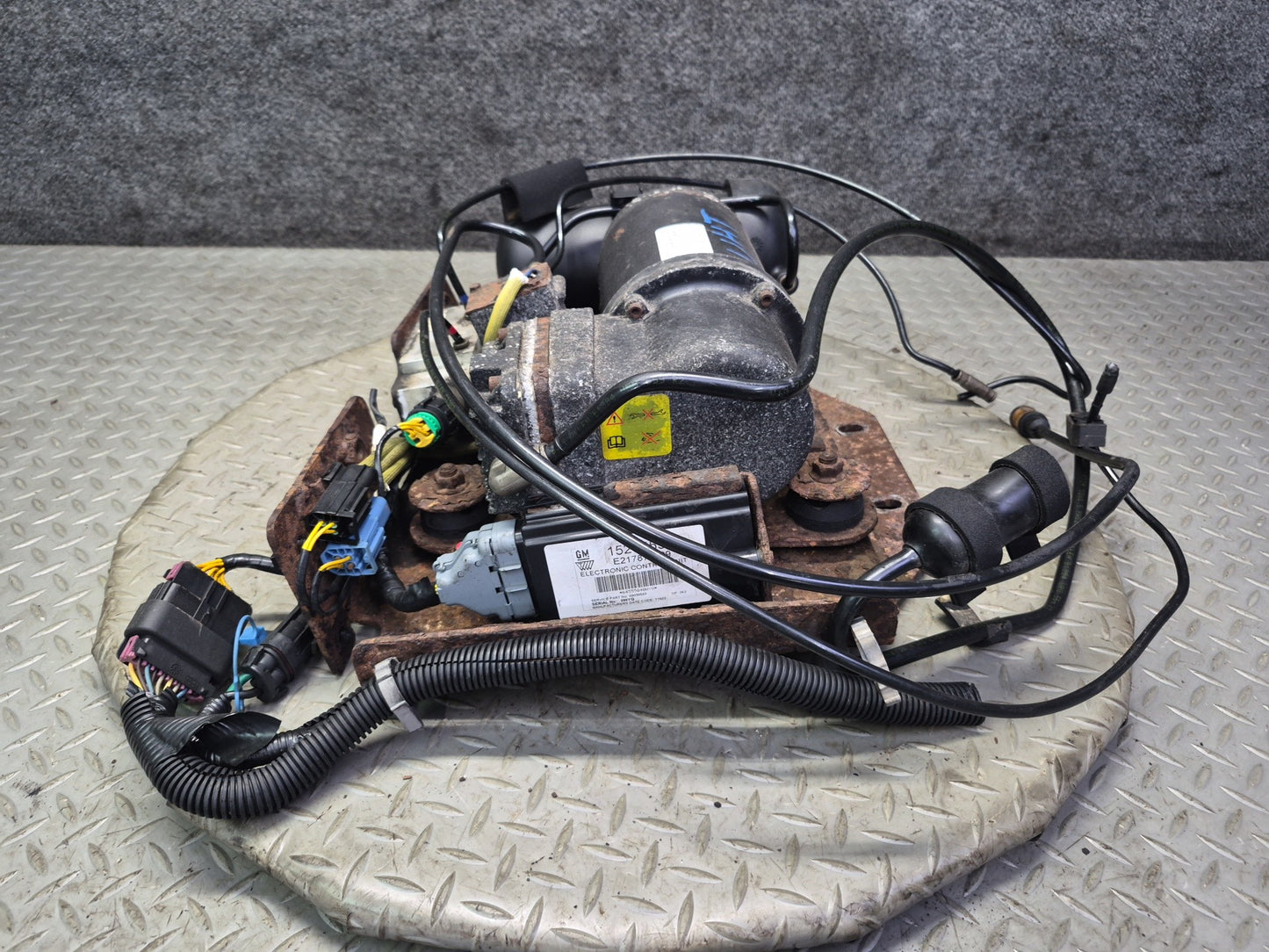 2003-2004 Hummer H2 Air Ride Suspension Compressor Pump Module