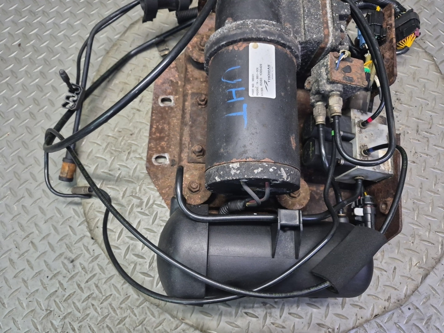 2003-2004 Hummer H2 Air Ride Suspension Compressor Pump Module