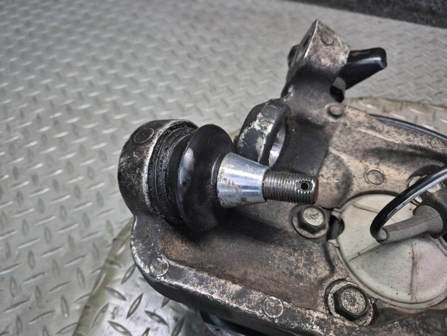 05-09 Nissan 350Z Z33 Front Left Spindle Knuckle Wheel Hub Bearing OEM