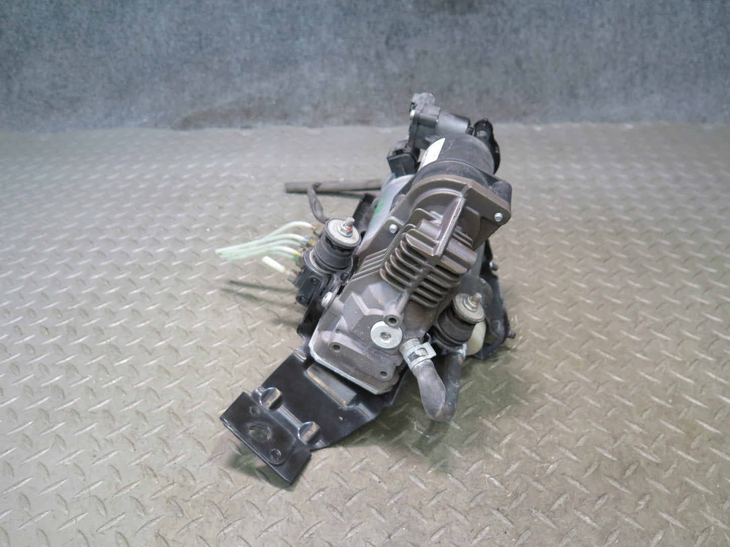 2012-2015 Mercedes X166 W166 Ml-class Air Ride Suspension Compressor Pump