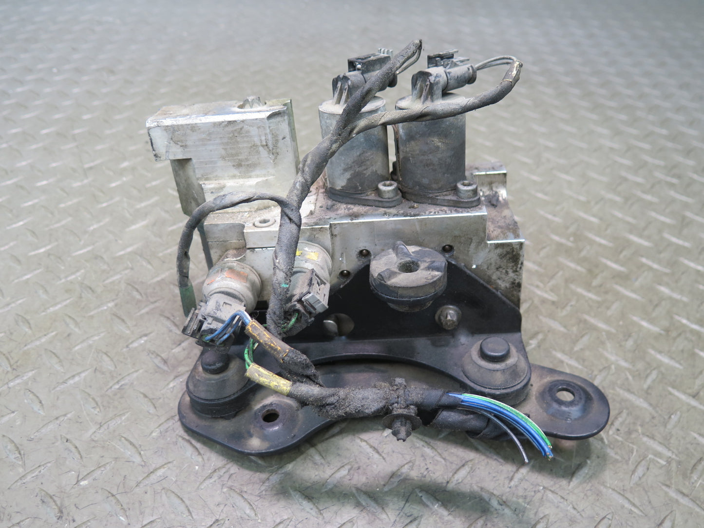 2012-2015 Mercedes X166 W166 Ml-class Front Hydraulic Suspension Control Valve