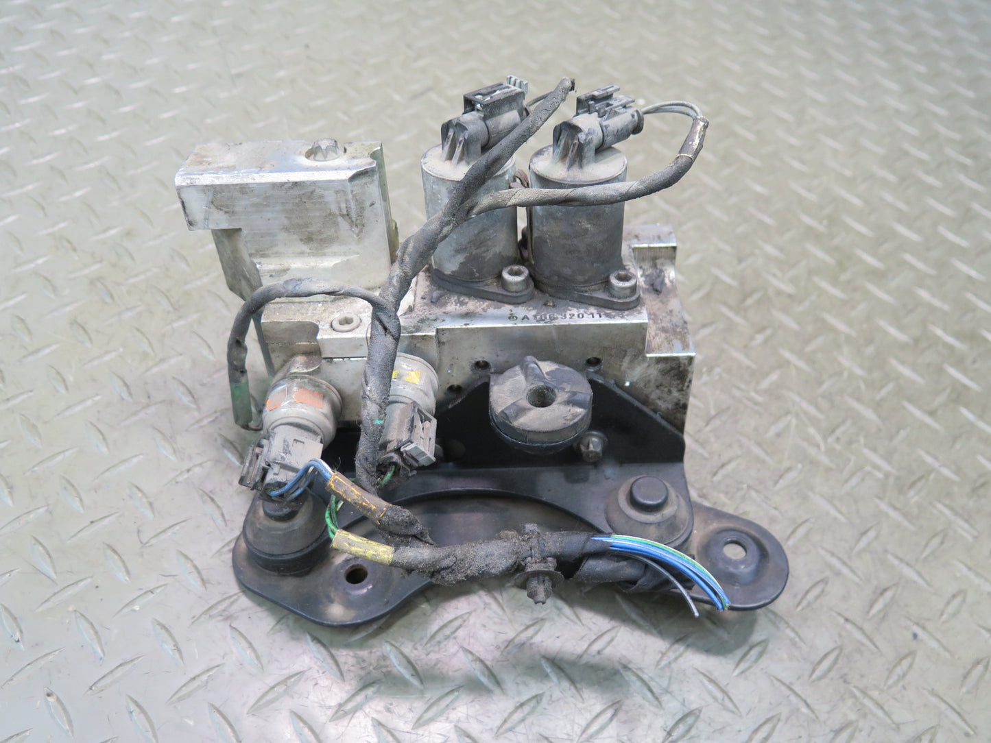 2012-2015 Mercedes X166 W166 Ml-class Front Hydraulic Suspension Control Valve