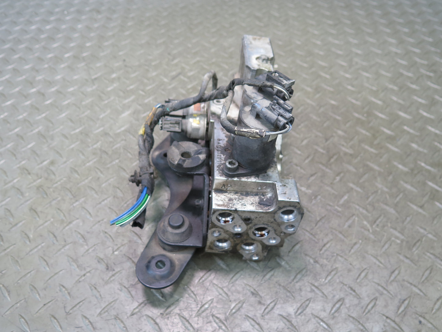 2012-2015 Mercedes X166 W166 Ml-class Front Hydraulic Suspension Control Valve